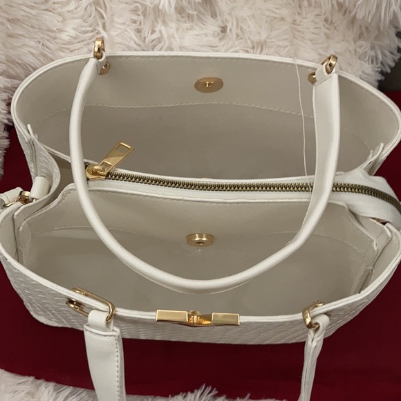 Small handbag with long strap. 3 compartments one of which is a zipped one. - Picture 2 of 6